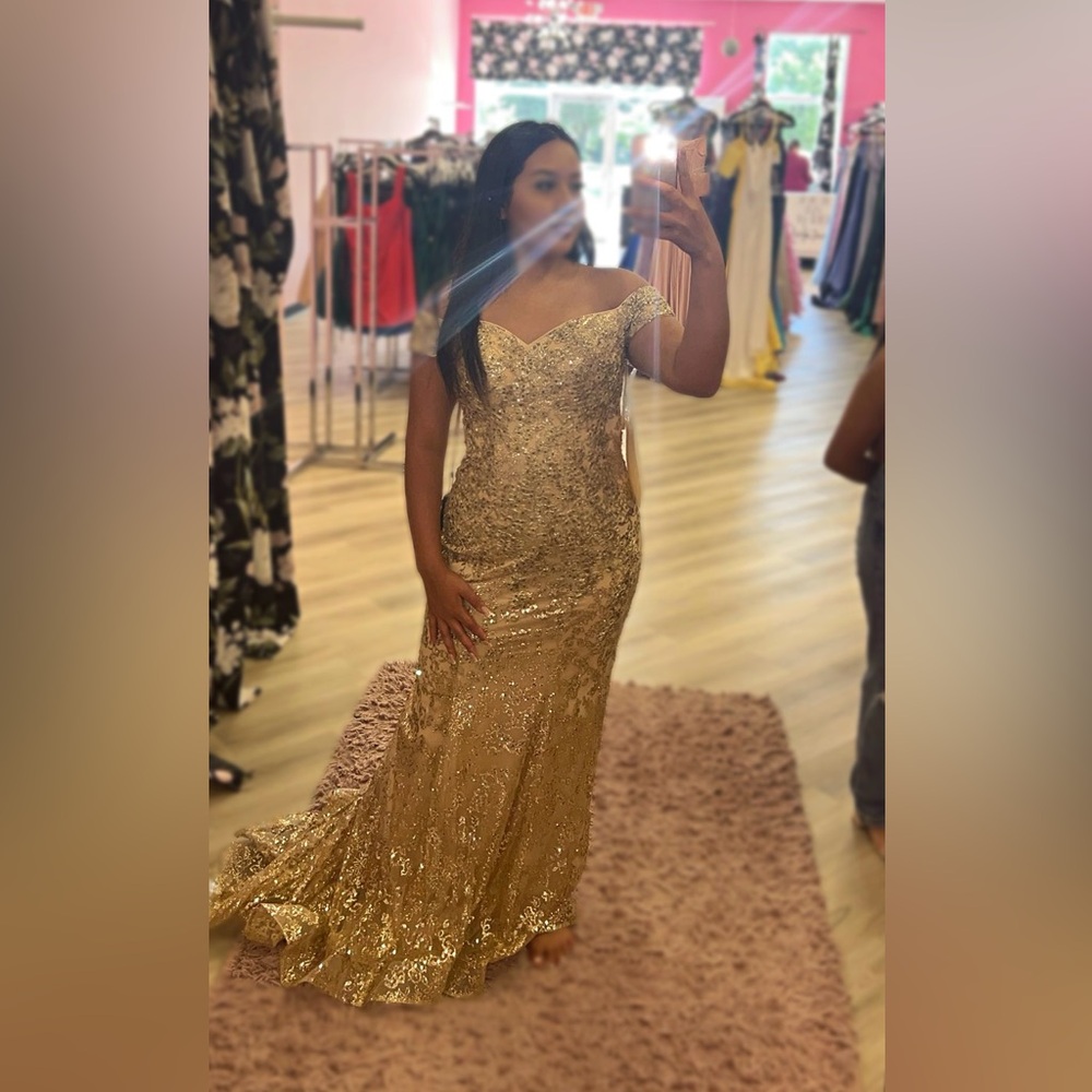 ✨Stunning Gold Sequin Gown with Train✨